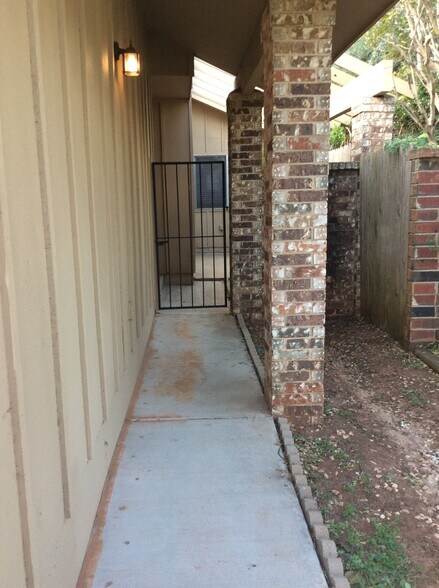 Building Photo - 12117 Foxglove Ct