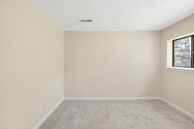 Building Photo - 612 Pine Ridge Pl