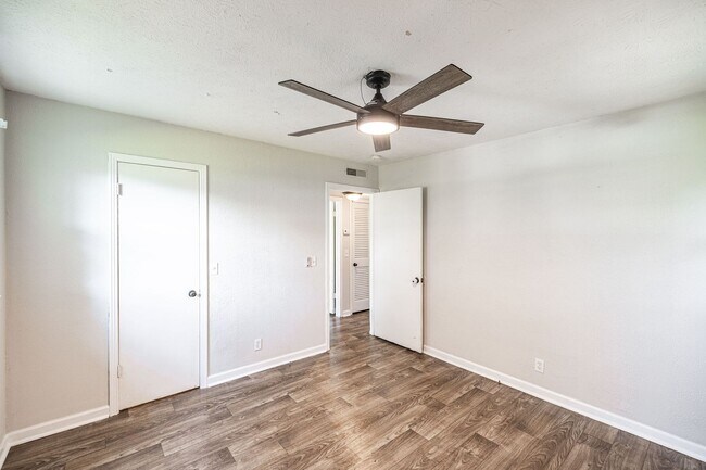 Building Photo - 127 B Susan Dr