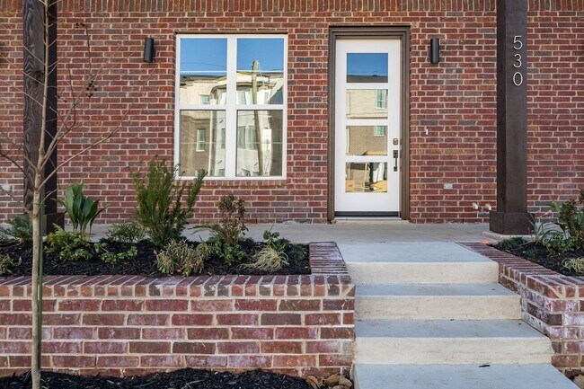 Building Photo - Exquisite 3-bedroom, 3.5-bath, 2-car garage townhome in downtown Tyler!