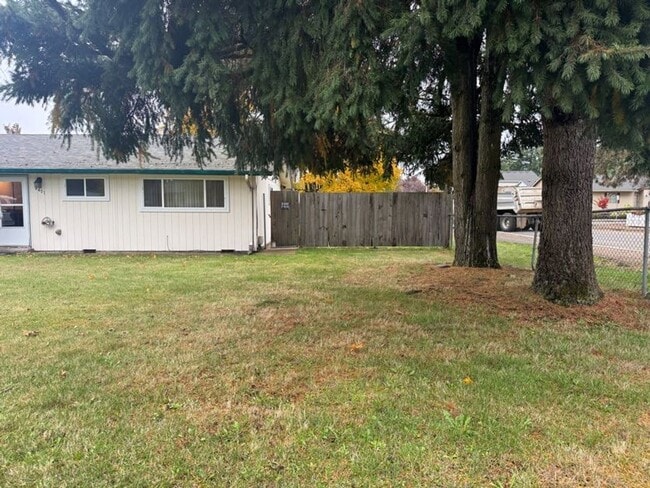 Building Photo - Large 2 bedroom duplex