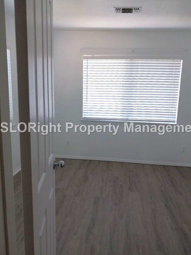 Building Photo - AVAILABLE NOW - 3 Bed, 2.5 Bath Nipomo Condo