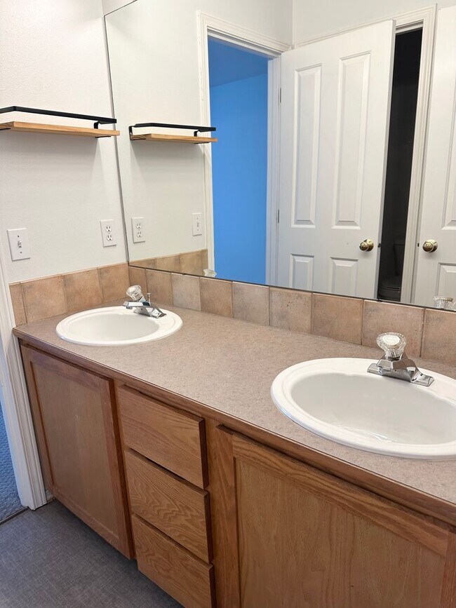 Building Photo - Great Crown Hill Townhouse Near Carkeek Pa...