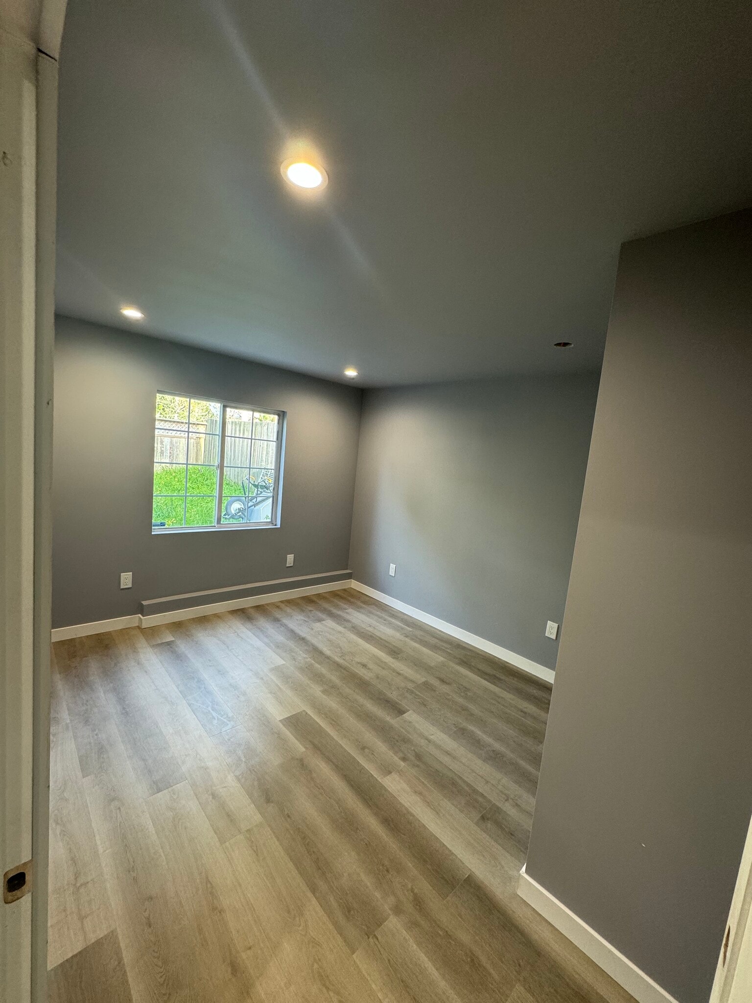 Building Photo - 881 Skyline Dr