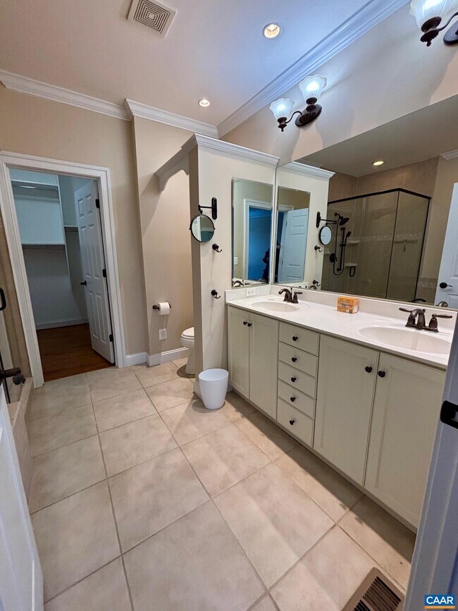 Building Photo - 643 Eight Woods Ln