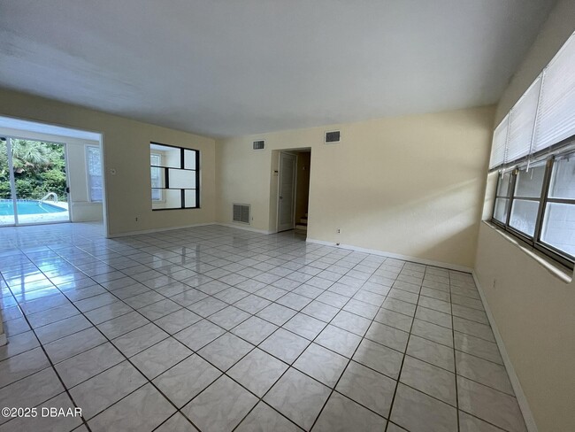 Building Photo - 525 Tarragona Way