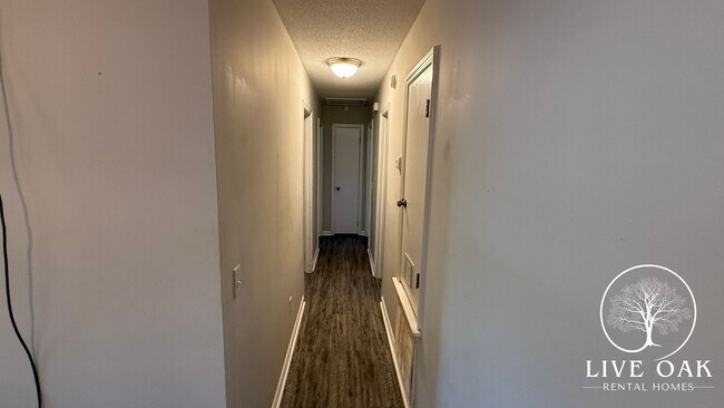 Building Photo - MOVE IN SPECIAL: $500 OFF 1ST MONTH'S RENT!**