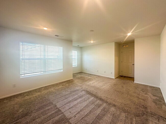 Building Photo - East Facing 3bd 2.5ba paired home in Senderos Creek!