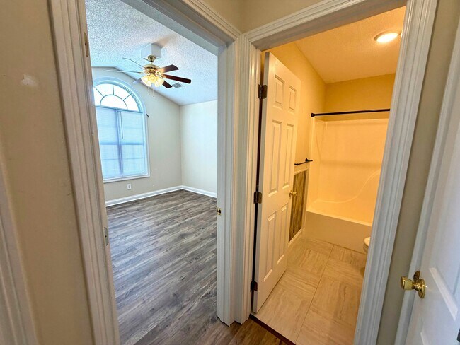 Building Photo - 100 Fairway Hill