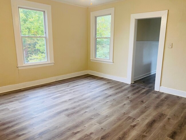 Building Photo - 7 Maple St