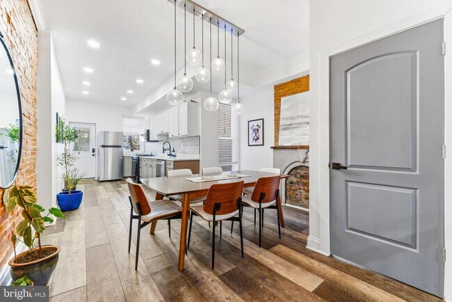 Building Photo - 737 Dolphin St