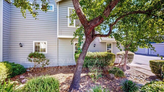 Building Photo - 520 Laurel Grove Cir