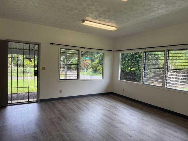 Building Photo - Updated Home near Pepe'ekeo Park!