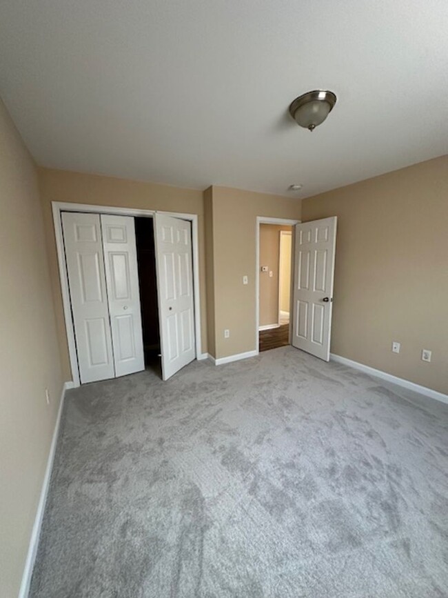 Building Photo - 3 Bedroom 2 Bathroom Duplex