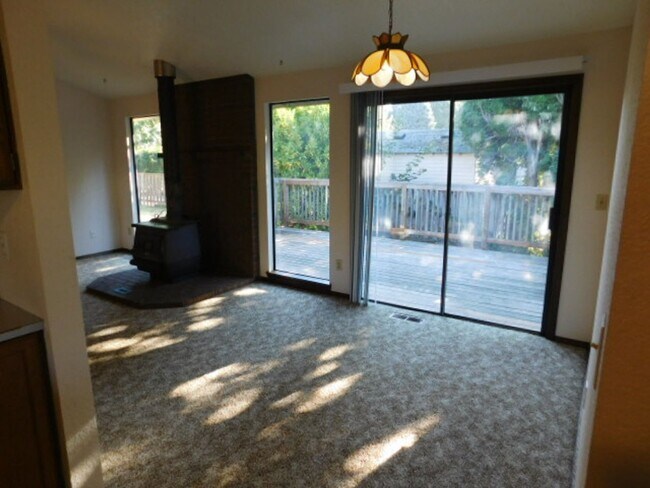 Building Photo - 3Bd/1.5Ba Single Story House - For Viewing!