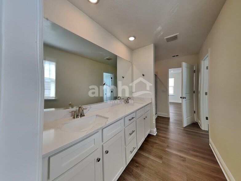 Building Photo - 5928 Sycamore Pl St