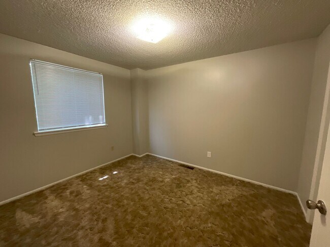 Building Photo - 1621 N Farmington Ave