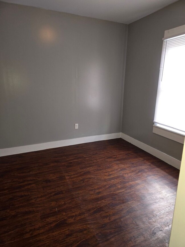 Building Photo - 2 bedroom house with attached garage