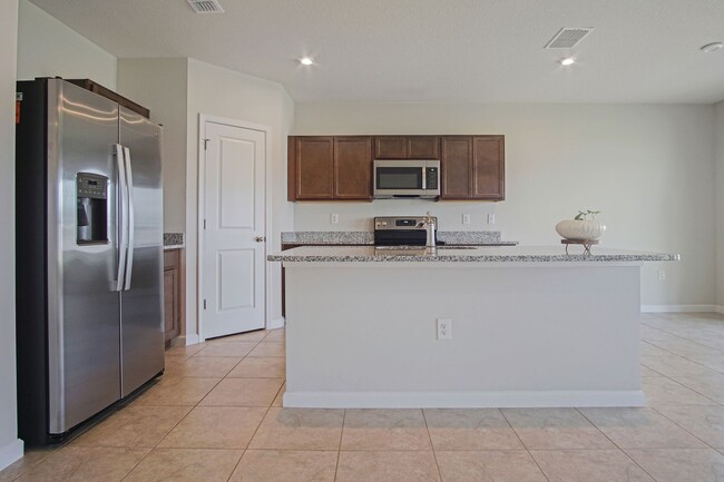 Building Photo - 3 Bedroom 2 Bathroom Single-Family Home No...