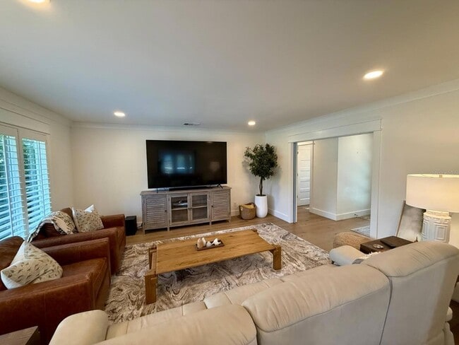 Building Photo - 1833 Pandora Dr