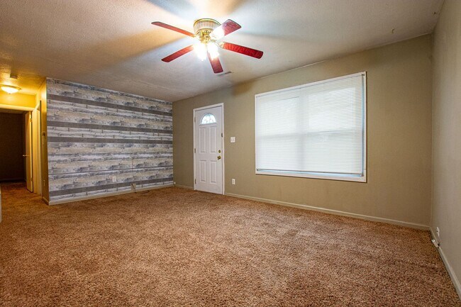 Building Photo - 2 Bedroom / 1.5 Bath Home in Carter Lake!