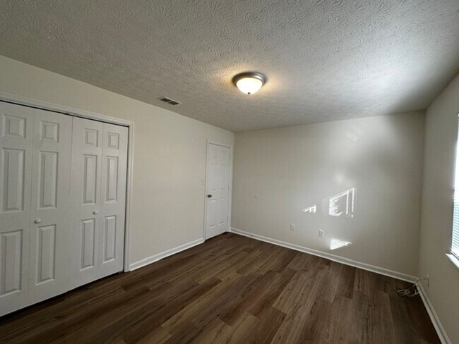 Building Photo - 115/117 Lake Dr