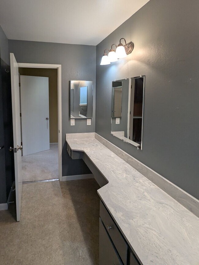 Building Photo - 3063 Winslow Way NW