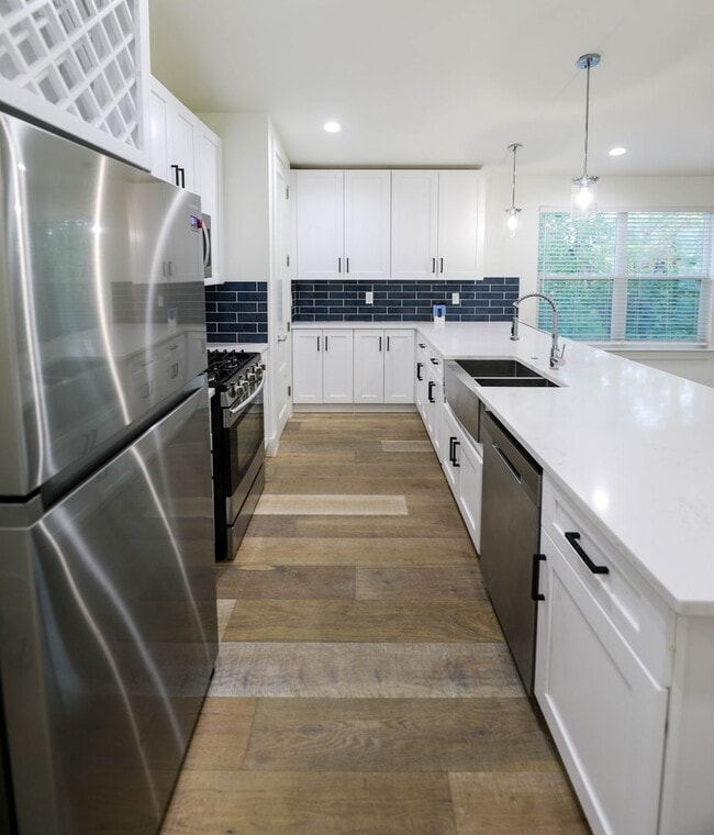 Building Photo - 8 Bedrooms 8 Baths Pre-leasing Now for 202...