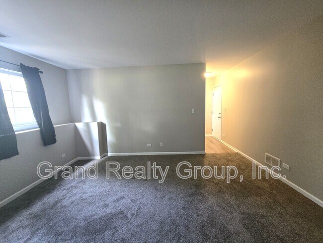 Building Photo - 652 S Rosehall Ln
