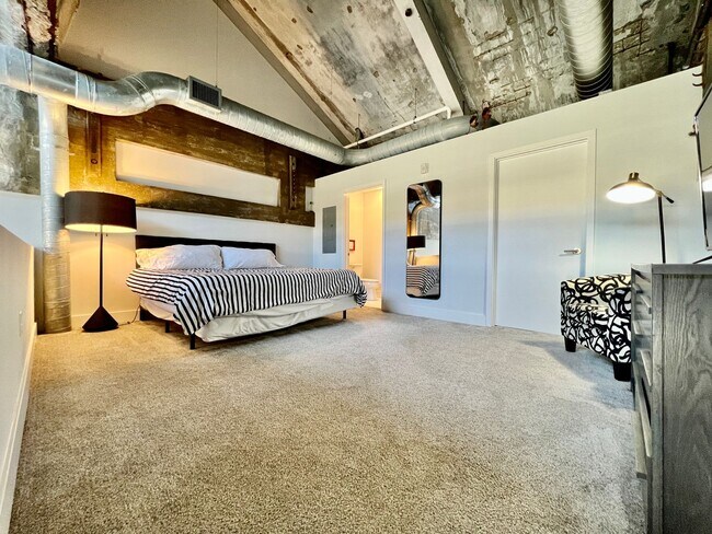 Building Photo - ?Kings Island Loft w/ Brewery, River, Bike...