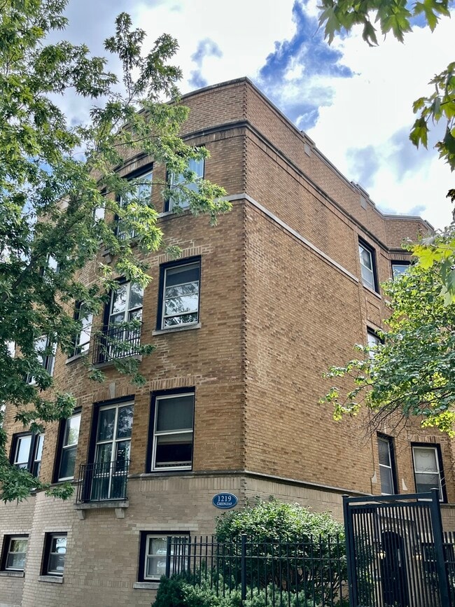 Primary Photo - 1219 W Greenleaf Ave