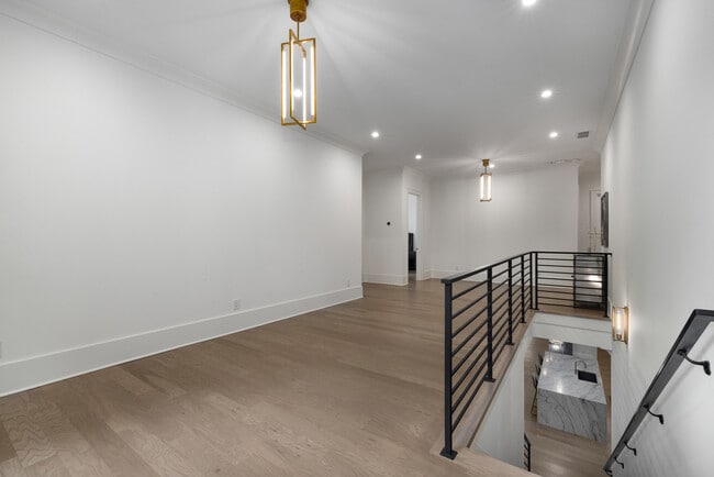 Building Photo - 306 Pinecrest Rd NE