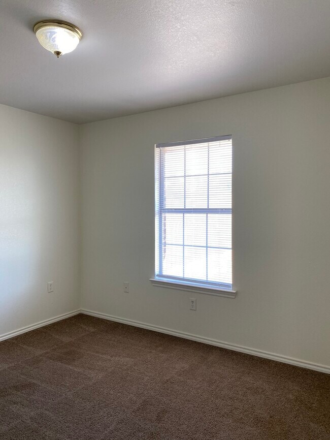 Building Photo - 3 bed 2 bath home, large backyard!