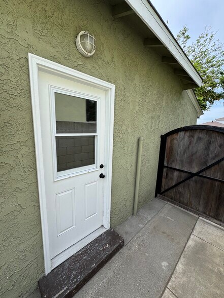 Building Photo - 10702 Chestnut St