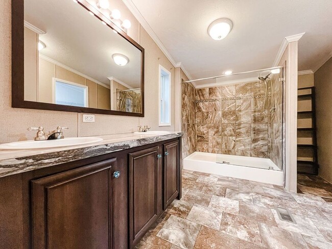 Building Photo - LOCATION! 5 mins from Carolina Beach bridg...