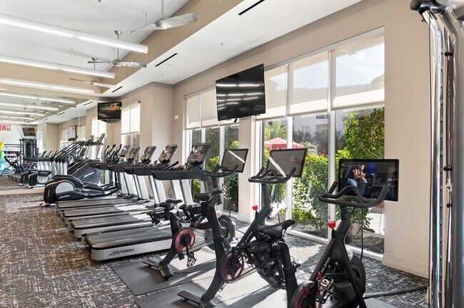 Building Photo - 1755 Cres Plz Dr