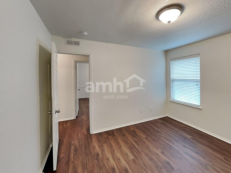 Building Photo - 3123 Candleside Dr