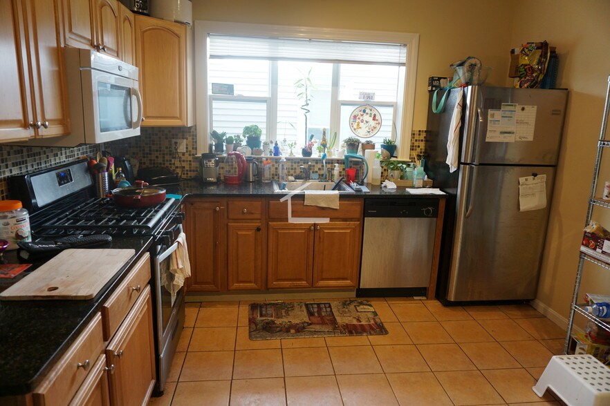 Building Photo - 68 Etna St