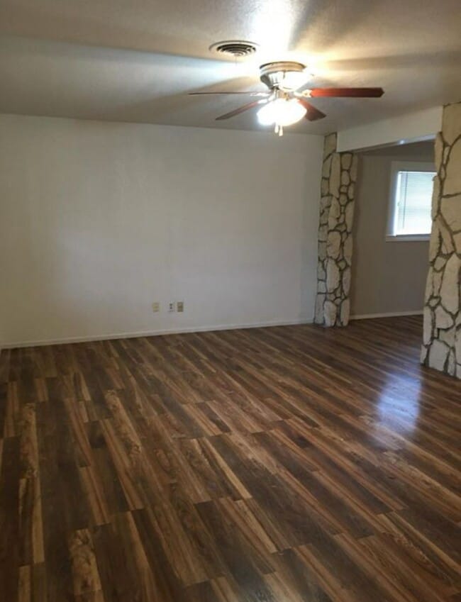 Building Photo - Spacious 4 Bedroom Home!