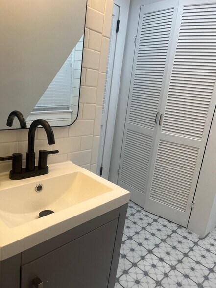 Building Photo - 97 W 54th St