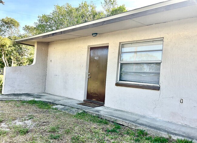 Building Photo - 2260/2262 Stella St.