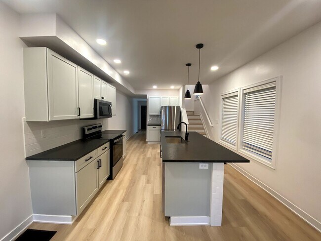 Building Photo - 1234-1236-1236 Summit St