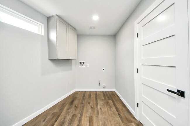 Building Photo - 1218 Des Jardines St