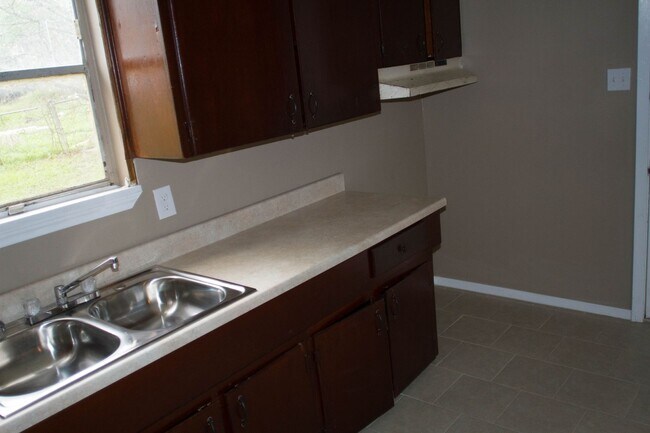 Building Photo - Discover Your New Home in the Heart of San Antonio's East Side