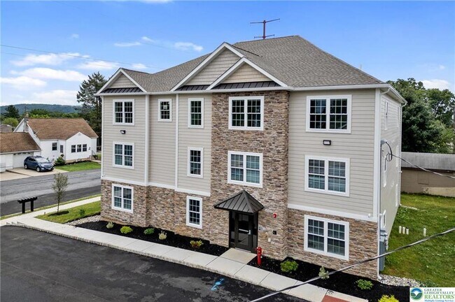Primary Photo - 2039 Clermont St