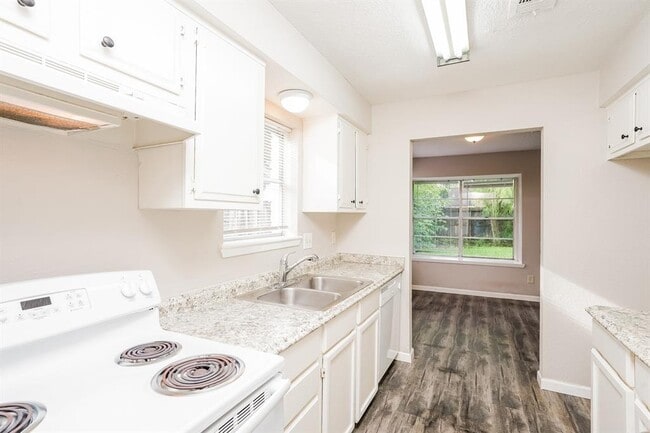 Building Photo - 16619 Barcelona Dr
