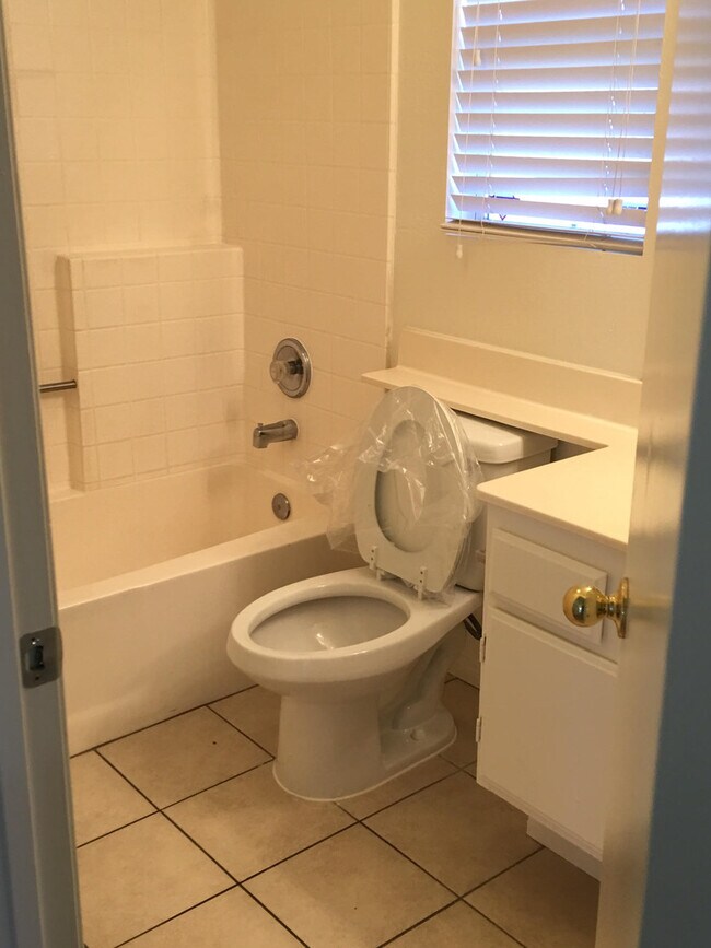Building Photo - LARGE HOME WITH POOL! LOCATED CLOSE TO HWY...