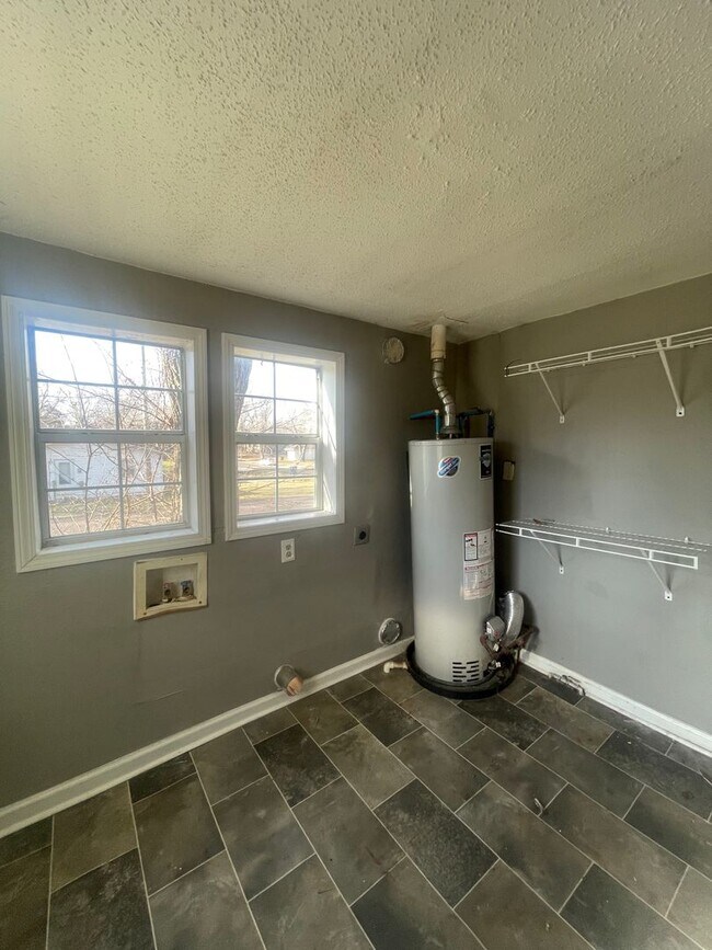 Building Photo - Cute 2 bedroom 1 bathroom house with detached garage Available