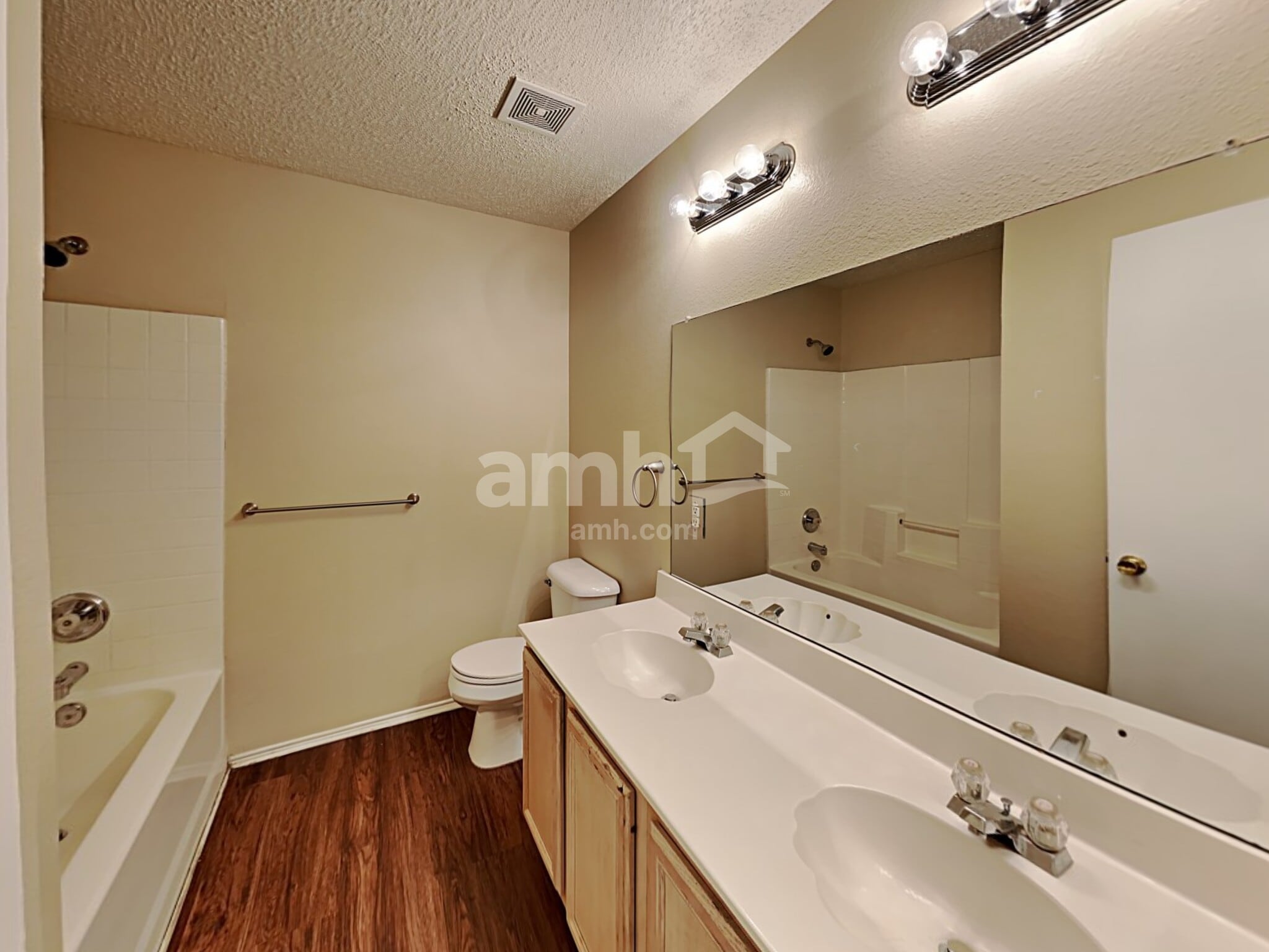 Building Photo - 1528 Englewood Dr