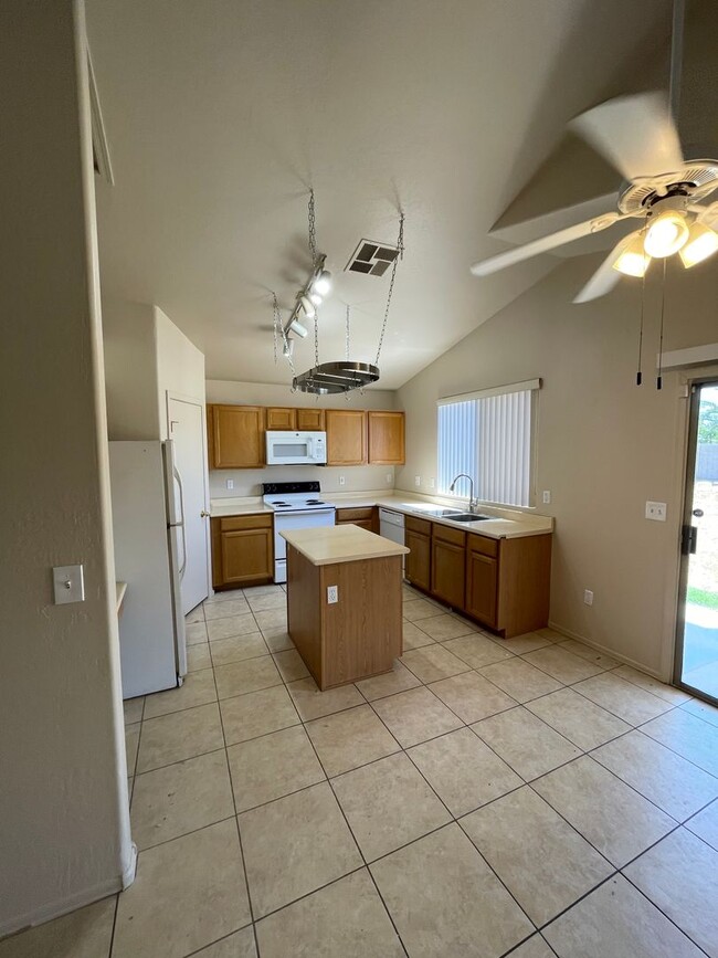 Building Photo - 3 Bedroom - 2 story corner lot - Glendale ...
